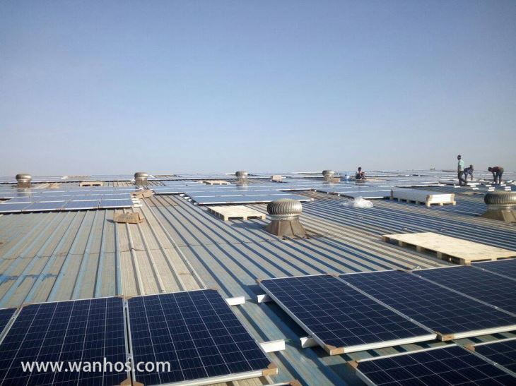 Tetto di installazione panoramica del pannello solare fotovoltaico